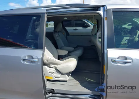 2011 Toyota Sienna Xle V6/Xle V6 Auto Access Seat z USA, uszkodzony, nr VIN 5TDYK3DC0BS120366